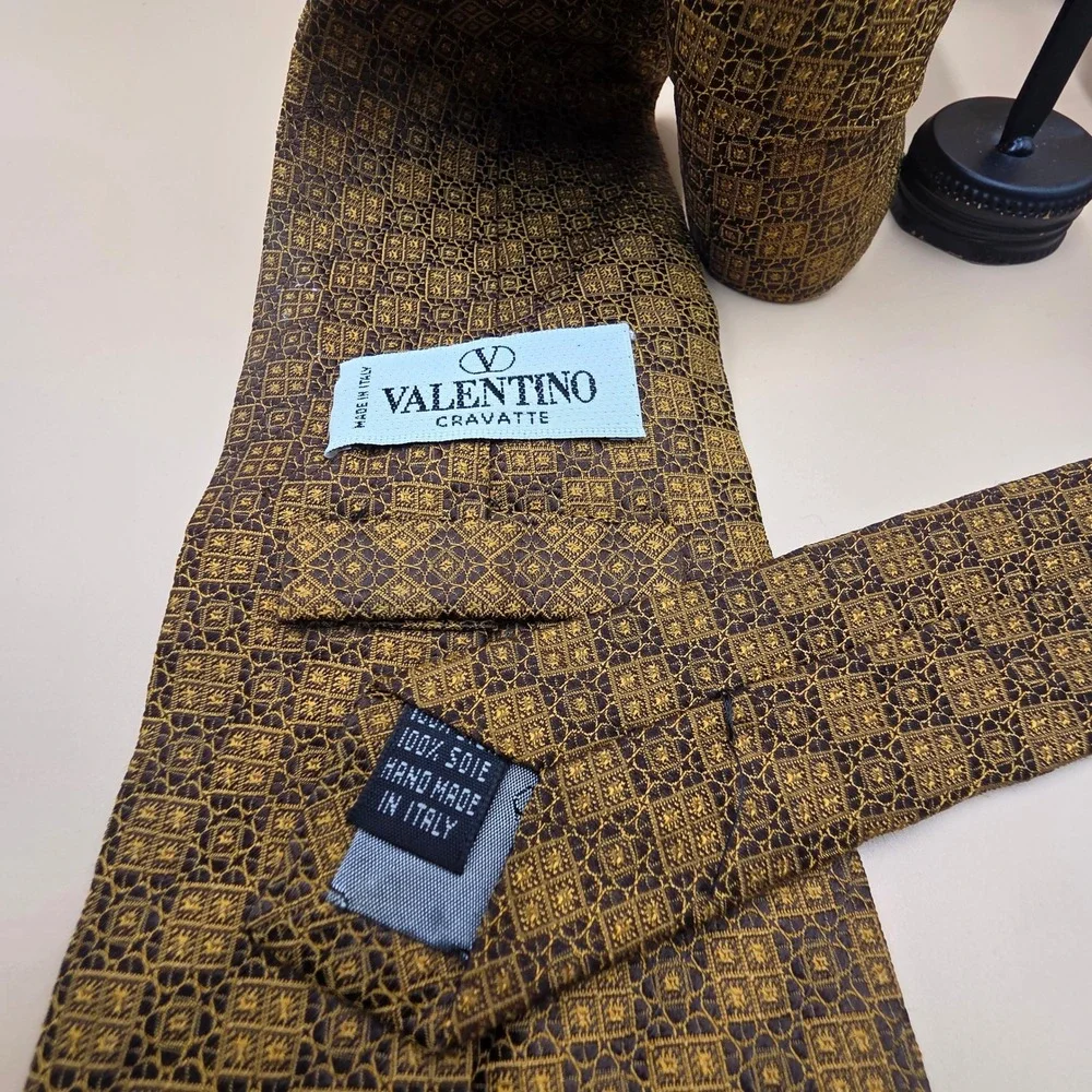 Valentino Cravatte Mens Silk Tie Gold Black Geometric Medallion Made in Italy